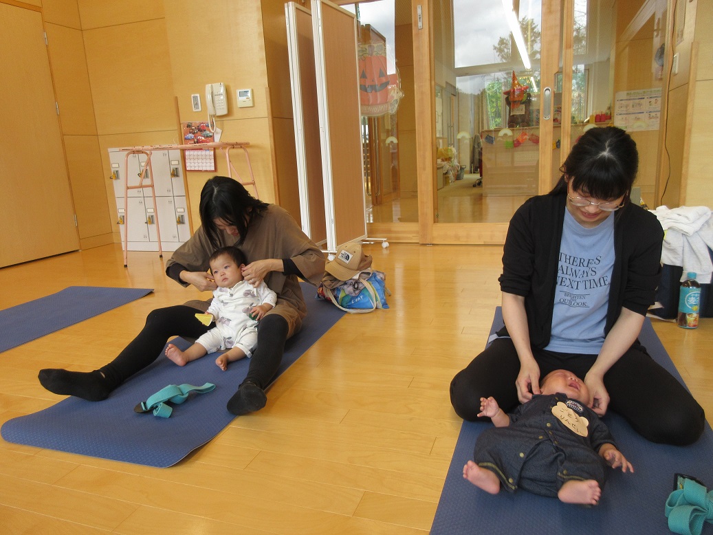 親子で触れ合いながら、ヨガを楽しみました😊子ども達も気持ちよさそうでした♡