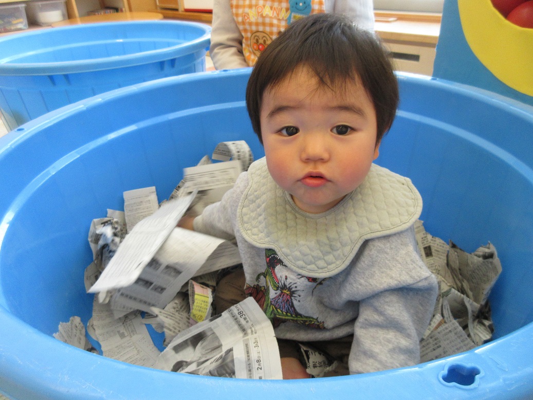 11月19日のにじいろサークルは新聞紙遊びでした📰ちぎったり投げたりわしゃわしゃして音も楽しみました！