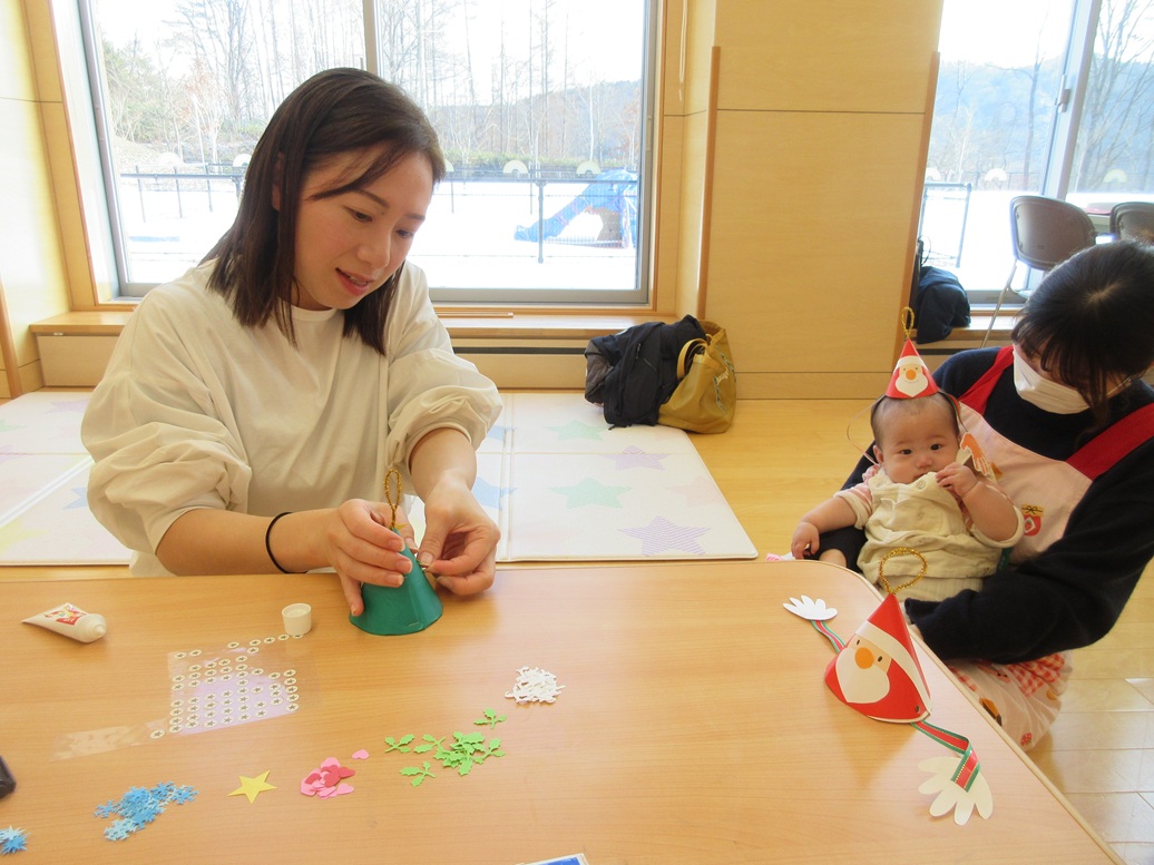 お子さんの手形をとり、サンタさんの帽子にぶら下げました🎅帽子を気に入ってつけてくれていましたよ🎶
