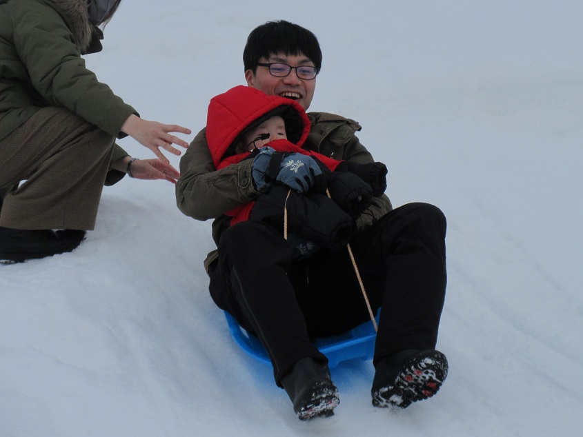 お母さんやお父さんとソリ滑りも楽しみました😆