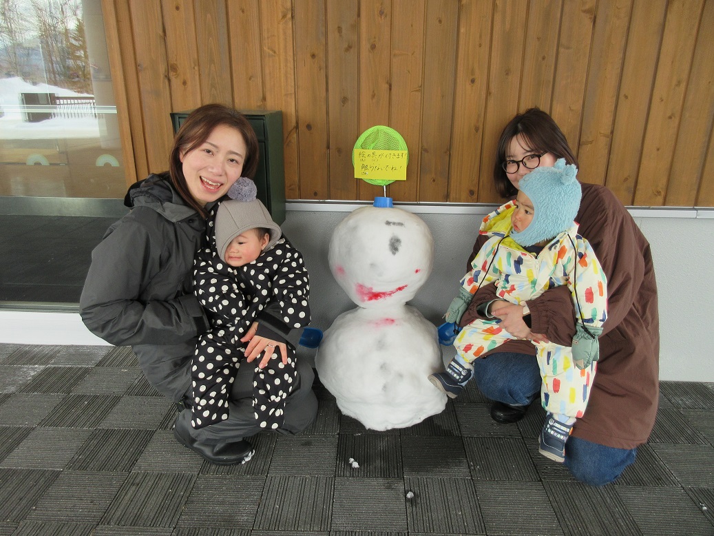 玄関前にある雪だるまとも記念撮影⛄