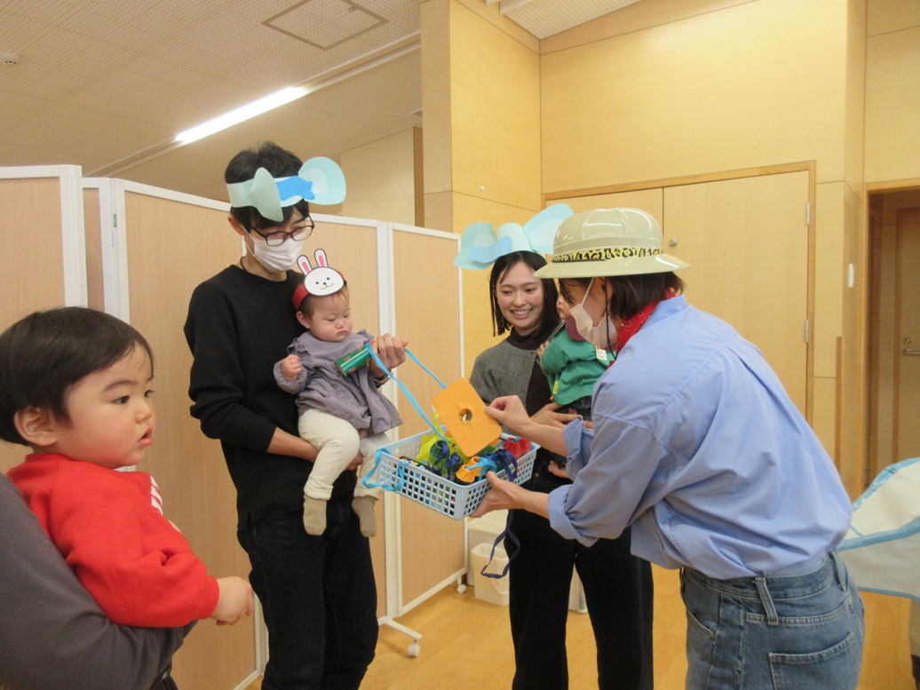 ２月２５日今年度最後のにじいろサークルは「丘の上サファリごっこ」🦁🦓