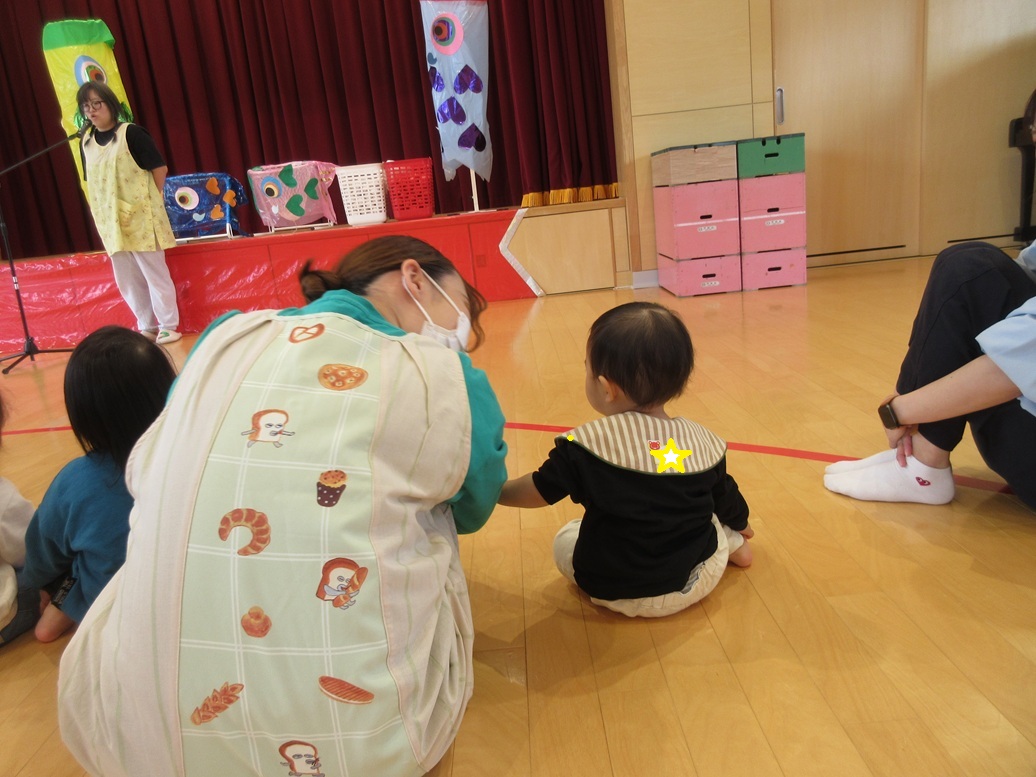 ５月１日のにじいろサークルは、こども園の「こどもの日の集い」に一緒に参加しました❢