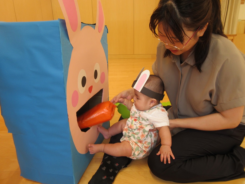 可愛いうさぎちゃん🐰にんじんをぱくり🥕